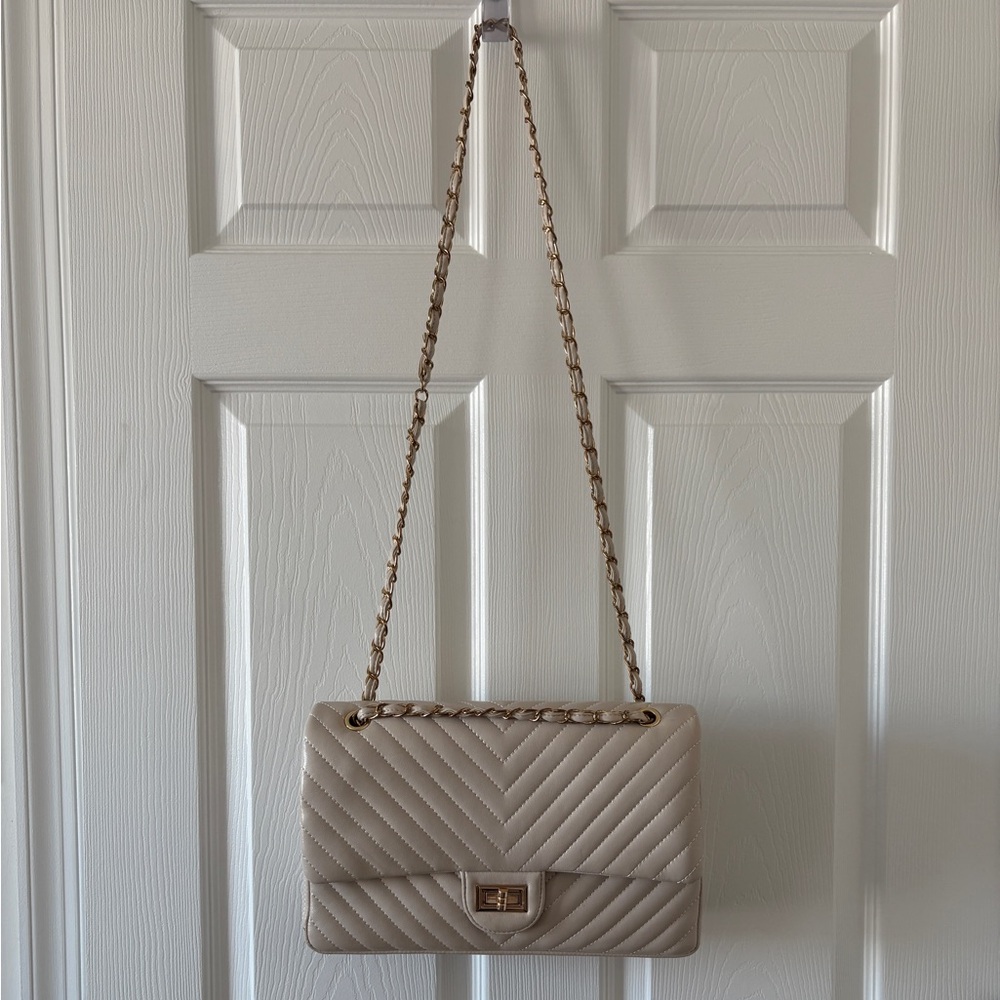 Beige patent leather purse